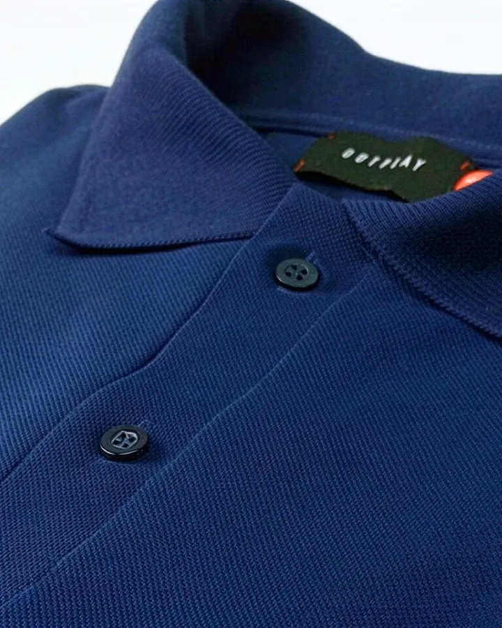 Gola de uma polo azul-marinho, com os botões e a etiqueta no colarinho